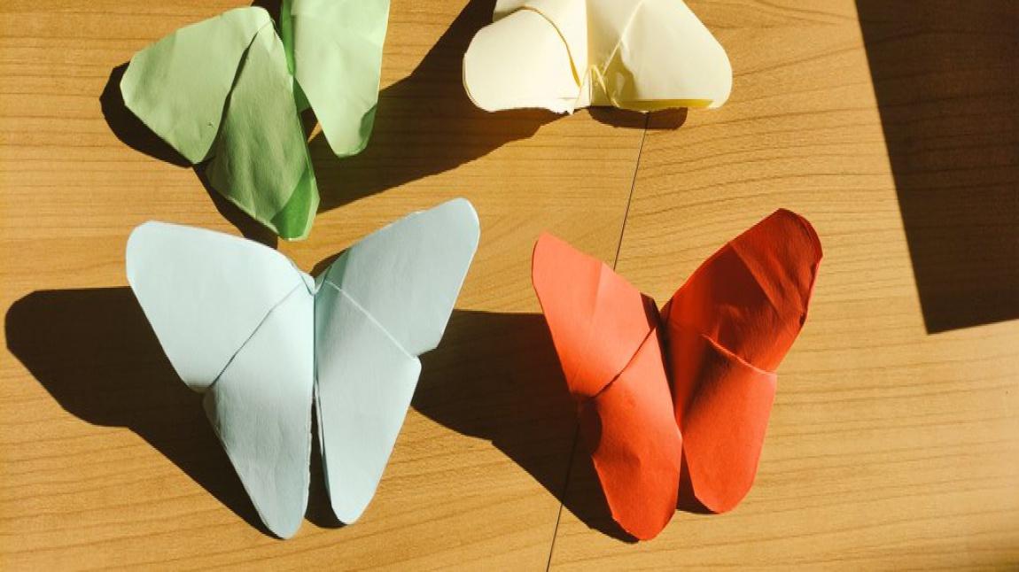Öğrencilerimiz Görsel Sanatlar Dersinde Origami Sanatı ile Kelebek Yaptılar